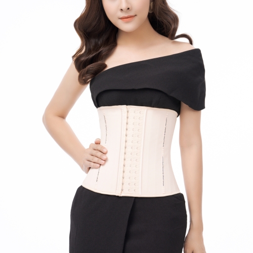 Vân Trang diện cùng Latex Luxury