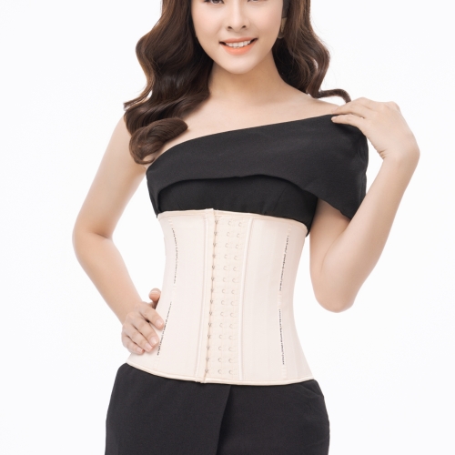 Vân Trang diện cùng Latex Luxury