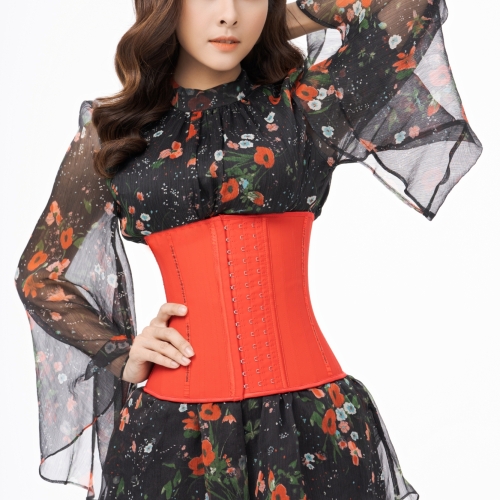 Vân Trang diện cùng Latex Luxury