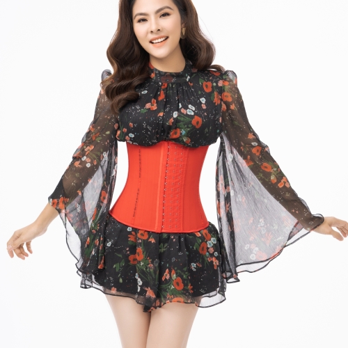 Vân Trang diện cùng Latex Luxury