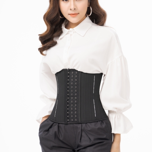 Vân Trang diện cùng Latex Luxury