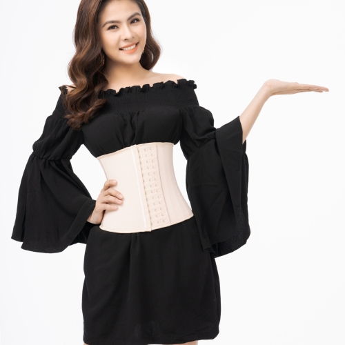 Vân Trang diện cùng Latex Luxury