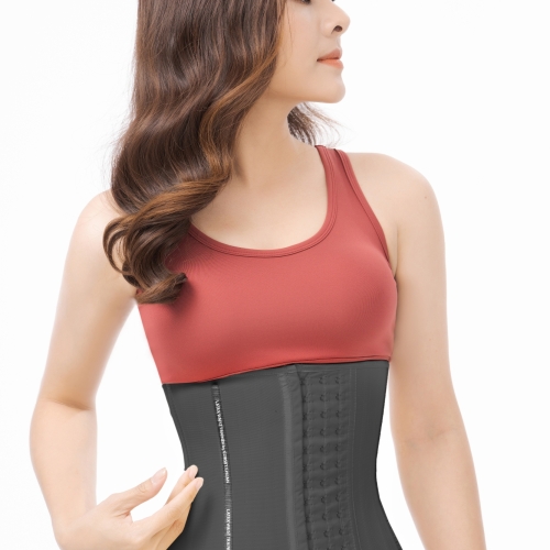 Vân Trang diện cùng Latex Luxury